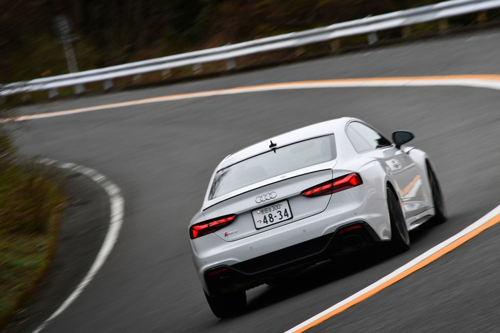 「RS 5クーペ」には電子制御の可変式ダンパーを組み込んだ「DRC付きスポーツサスペンションプラス」が標準装備される。「アウディドライブセレクト」で、「Comfort」「Auto」「Dynamic」の3つからモードを選択できる。