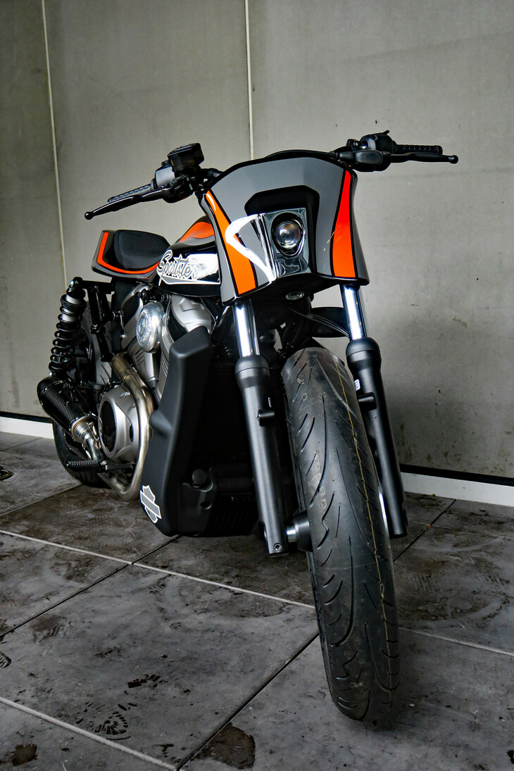 「ハーレーダビッドソン・ナイトスター」をベースにした、HIDE MOTORCYCLE制作のカスタムモデル。