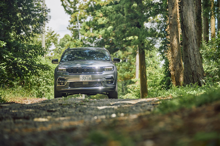 未舗装路の走行は「コマンダー」にはお手のもの。悪路における強みは、同じ多人数乗用車のミニバンに対する大きなアドバンテージといえる。