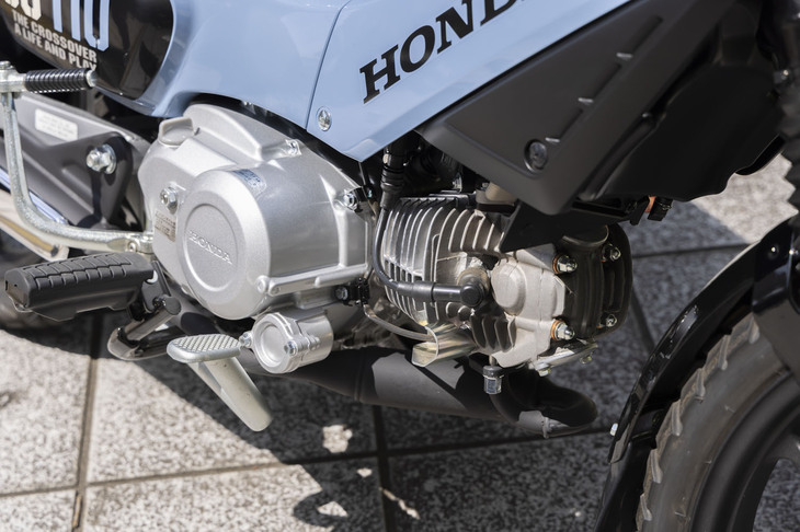 エンジンのアウトプットは最高出力4.8PS、最大トルク6.9N・m。ベース車の「クロスカブ110」よりは抑えられているが、旧来の「クロスカブ50」（3.7PS、3.8N・m）と比べると、よくも悪くも大幅に強力となった。