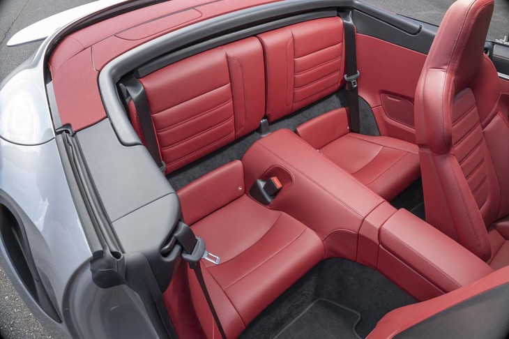 2人掛けのリアシート。背もたれを前方に倒せば、フラットなラゲッジスペース（容量163リッター）が得られる。
