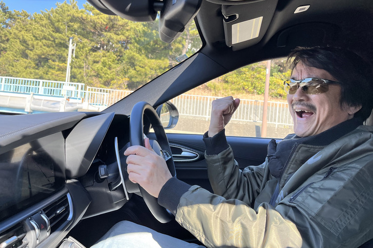 一昨年乗った「ジュリア」の2リッター直4ターボモデルは、とってもフツーになっててビックリしたけど、「クアドリフォリオ」は相変わらずステアリングがウルトラクイックで、エンジン音も最高だった。