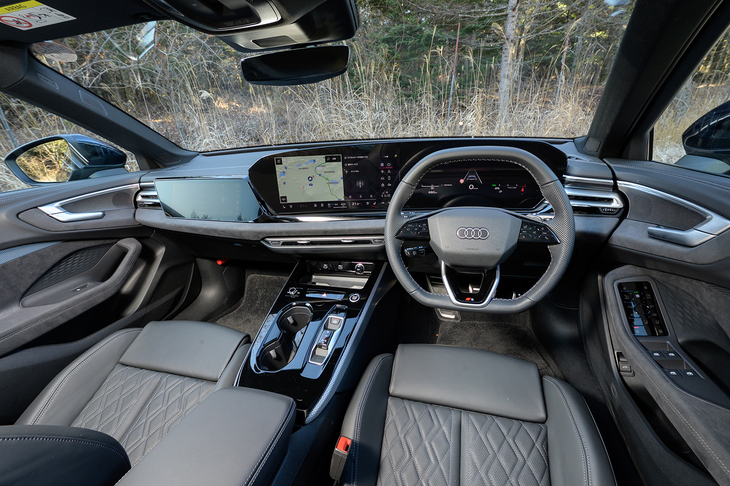 ダッシュボードはメーター用とインフォテインメント用のスクリーンを一枚に見せる当世のプレミアムセグメントではやりのスタイル。パッセンジャーディスプレイはオプションの「テクノロジーパッケージプロ」（45万円）に含まれている。