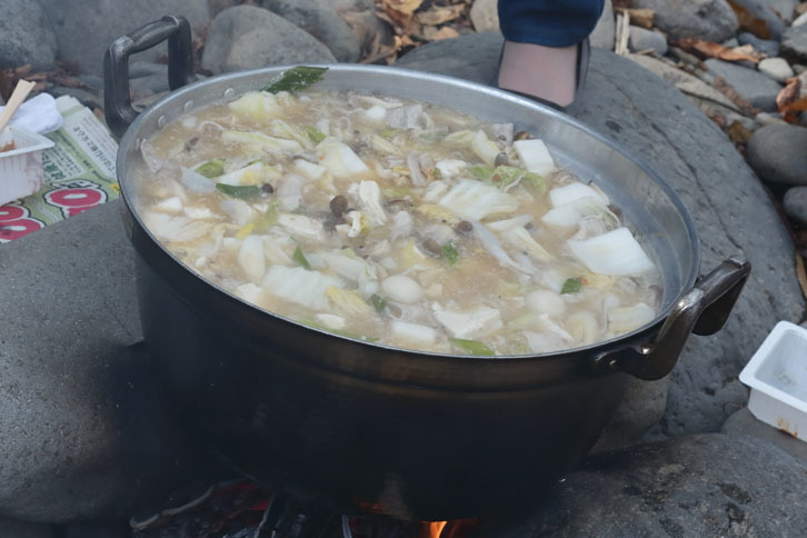 秋保温泉にゴール後、参加者全員で地元の秋の風物詩「芋煮会」を開催。ちなみに昔から山形県は牛肉にしょうゆ味、宮城県側は豚肉にみそ味という作法の違いがあり、それは今もきっちり受け継がれている。