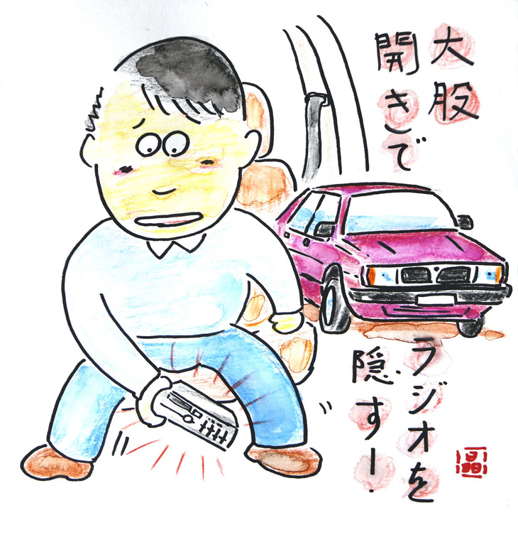 1DINサイズの「フィリップス・ドライブマン」本体を、大股開きでシート下に隠すの図。詳しくは本欄第473回を参照のこと。