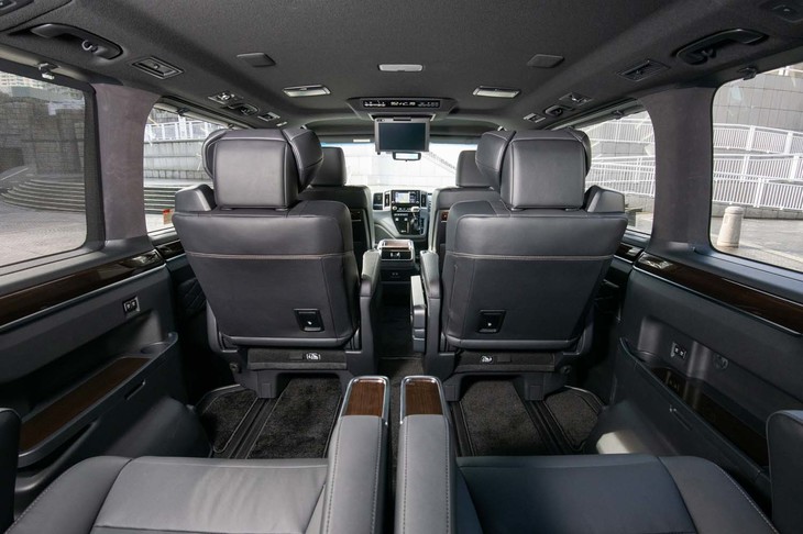 「グランエース」の室内高は1290mm。FFベースの上級ミニバン「アルファード／ヴェルファイア」（1400mm）よりも110mm低くなっている。