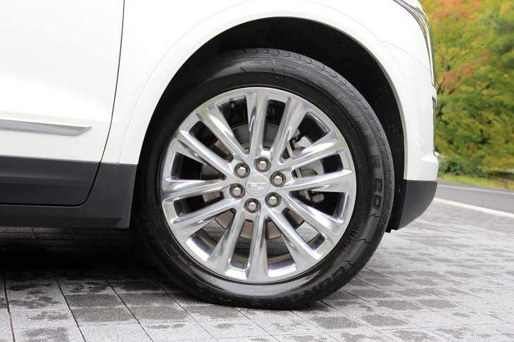 タイヤサイズは「ラグジュアリー」が235/65R18、「プラチナム」が235/55R20。上級グレードには磁性流体ダンパーを使った リアルタイムダンピングサスペンションが装備される。