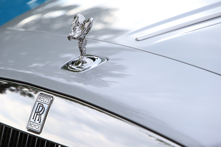 フロントを飾る“スピリット・オブ・エクスタシー”のマスコットと「RR」のバッジ。「ドーン」は今日のロールス・ロイスにおける第4のモデルとして、2015年9月に発表された。