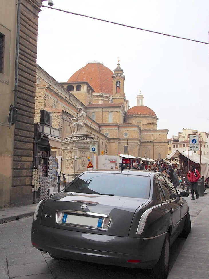 「ランチア・テージス」。2013年にフィレンツェで撮影。