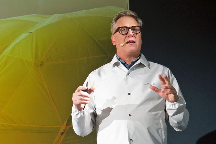 自社製品の特徴を説明するCAKEのイッターボーンCEO。各モデルとも、電動バイクの理想形を追求するためにすべてを新設計。進化の著しいスポーツバイク（自転車）などの技術を、積極的に取り入れたという。