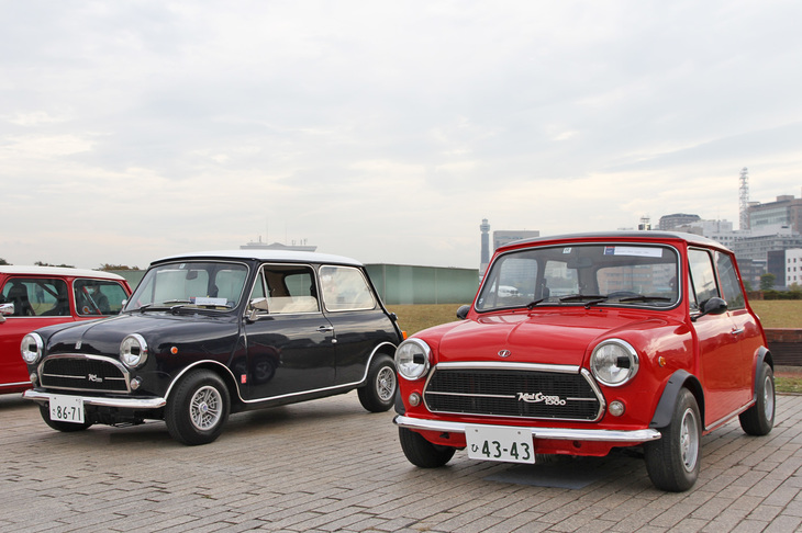 数多く参加した「Mini」の中で異彩を放っていた2台の「イノチェンティMini」。イタリアでライセンス生産されたモデルで、本国版とは異なる独自のディテールを持つ。左は1973年「Mini 1001エクスポート」、右は同じく73年「Miniクーパー1300」。