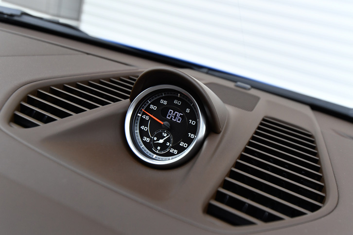 試乗車には、ダイナミックエンジンマウントや走行モード切り替え機構、時計付きのストップウオッチなどからなるオプションの「スポーツクロノパッケージ」が装備されていた。