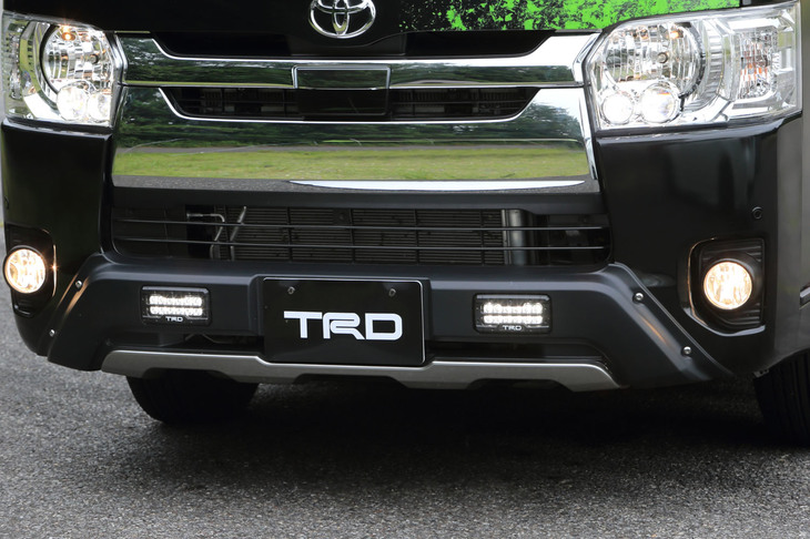 AXCR参戦車両「TRDハイラックスAXCR」のタフなルックスをイメージしてデザインされた「フロントスポイラー」。