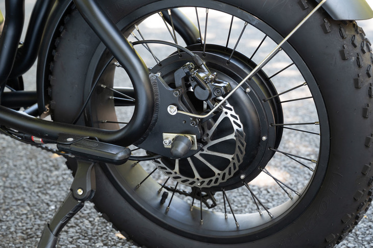 制動装置には、左右片方のブレーキレバーを握ると前後輪の両方にブレーキをかける「CBS（コンバインドブレーキシステム）」を採用。市販版の「S1-1000RS」のブレーキは、自転車用ではなくバイクベースのものに強化される予定だ。