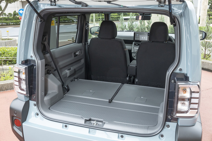 ヘッドレストを外せば後席はフラットに格納可能。内張りは汚れに強い樹脂製で、側壁に荷物をかけるフックを設けるなど、各所に実用性を高める工夫がなされている。