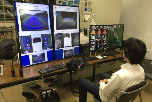 福井県永平寺町の実証実験では、1人のドライバーが2台の自動運転車電動カートを遠隔操作している。（写真＝国立研究開発法人産業技術総合研究所）