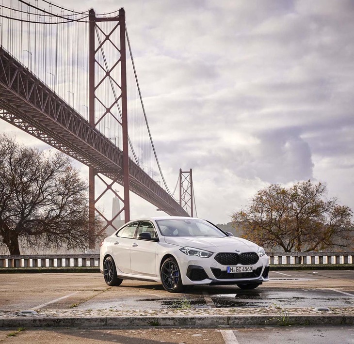 「2シリーズ グランクーペ」は3代目「1シリーズ」と同様に、FF車用のプラットフォームをベースに開発された。1シリーズと比べた場合、全長は207mm長いが、ホイールベースは同値（2670mm）となる。