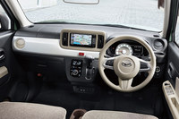 エクステリアと同じく、比較的シンプルなデザインでまとめられた「ミラ トコット」のインテリア。上級グレードには、陶器を思わせる質感の装飾パネルが用いられている。