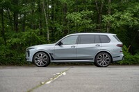 全長5170mmのボディーに3列のシートを搭載。ウィンドウエリアの広さが際立っている。