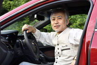 ＜プロフィール＞
	太田隆司（おおた たかし）
	日本大学芸術学部デザイン学科在学時より、自動車のイラストを描きはじめる。卒業後、ペーパーアート作品の制作に専念。1995年に自動車誌『CAR GRAPHIC』で「PAPER MUSEUM」の連載を開始。1996年に六本木AXISギャラリーで初個展を開催して以来、毎年全国でさまざまな個展や企画展を開催。2015年には台湾・台北市で個展を開いた。また、2002年にテレビ東京の「TVチャンピオン」ペーパークラフト王選手権にて優勝するなど、受賞歴多数。松任谷由実のアルバムプロモーションとしてのコラボレーション作品制作や、NHKドラマ「トキオ 父への伝言」のオープニングタイトルバック制作など、多方面で活躍中。1964年東京都清瀬市生まれ。