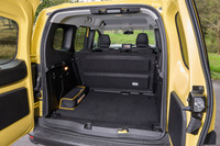 荷室容量は通常時で775リッター、後席をたたんだ状態で2800リッターと、従来型より大幅に拡大。トノカバーは未使用時には後席の後ろに固定しておける。