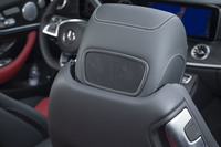 前席のヘッドレストには、セラミックヒーターで暖めた空気を首元に吹き出す「エアスカーフ」が内蔵されている。寒い時期のオープンエアドライブには心強いアイテムだ。