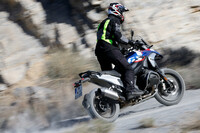 後輪を滑らせながらダート道を駆け上る筆者。オンロードで感じた操作性のよさ、操る喜びは、オフロードでも健在だった。