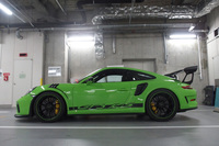 レーシングマシンのオーラがただよう「911 GT3 RS」。リアエンドに備わる巨大なウイングは固定式で、ステーがアルミ、本体がカーボン製となっている。
