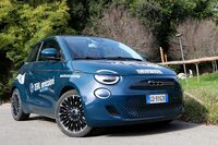 バルツァナ教習所の「フィアット500e」は、3グレードあるうちの「ラ・プリマ」と名づけられた最上級仕様。グラスルーフも備わる。