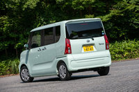 福祉車両のラインナップに加え、新型「タント」にはディーラーオプションとして、乗降時に用いるグリップやオートステップなども用意されている。これらはダイハツが産学協同研究によって開発したもので、「モノづくり」と「コトづくり」を両輪とする、ダイハツの新しい取り組みがうかがえる。