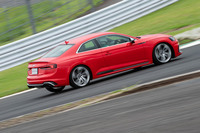 最高出力450ps、最大トルク600Nmの2.9リッターV6ツインターボを積む「RS 5クーペ」。0-100km/h加速は3.9秒という快足だ。