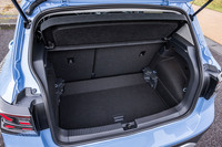 ひとまわりボディーサイズが大きい兄貴分「Tロック」の荷室容量は445リッターだが、「Tクロス」は455リッターと、それよりも大きいのが特徴。荷室床面は2段階の調整式で、収納するものによりアレンジできるのは便利である。