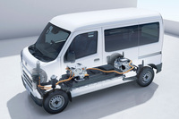 電動パワートレインの「e-SMART ELECTRIC」は、リン酸鉄リチウムイオン電池（LFP）と、eアクスル、充電・電力変換・電力分配の機能をひとつにまとめた電力供給ユニットで構成される。LFPの冷却はシンプルな空冷式で、急速充電の受電能力は「125A・50kWの充電器を使った場合、だいたい30kW」だそうだ。