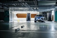 東京ミッドタウン日比谷の施設では、「車両のナンバーを機械が認識して、充電スロットまでシームレスに導く」という演出・流れにもこだわったという。