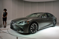 今回のショーでお披露目された、5代目となる「レクサスLS」。