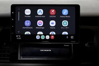 スマートフォンとの連携システム「Apple CarPlay」「Android Auto」に対応。スマートフォンを接続すると、端末内のアプリ（のアイコン）がディスプレイオーディオの画面上に表示される。