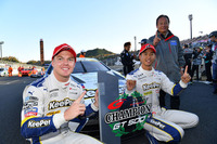 No.37 KeePer TOM'S LC500のニック・キャシディ（写真左）、平川 亮（右手前）、そして関谷正徳監督（右奥）。若い2人のドライバーが初のタイトルを手に入れた。