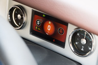 運転席の正面に備わるフルカラーの液晶ディスプレイ。車速やドライブモードのほか、空調や灯火、メーター照明といった電装品の作動状態、走行距離や燃費、オイルレベルなどの情報などが表示される。