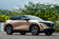 2021年にデビューした「日産アリア」。シンプルですっきりしたイメージの持ち主だが、ドアパネルのうねりと直線的なラインのコントラストなど、実はかなり凝ったデザインをしているのだ。