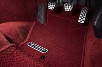 フロアカーペットマットも20周年記念バッジ付き。試乗車のレッドに加えてブラックもラインナップされている。