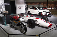 ホンダはモータースポーツを核にブースを展開。左から、往年の二輪レーサー「RC166」、F1マシン「R300」、最新の「シビック タイプR」。
