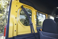 荷室の側壁（写真）やバックドアの内側には多数のねじ穴（径6mm）を用意。オプションアイテムや金具類を活用することで自由なアレンジが可能となる。