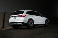 2023年に「GLC220d 4MATIC」が導入された当初の価格は820万円だった（現在は867万円）。「コア」はそれよりも1万円安い設定だ。