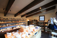 河口湖周辺で穴場といえるショッピングスポットの松山油脂ファクトリーショップへ。松山油脂の富士河口湖工場に併設されており、富士山麓の豊かな水を生かしたスキンケア商品などがそろう。