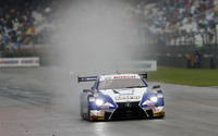 水煙を上げて走る「レクサスLC500」。雨天となった日曜のレースはニック・キャシディ選手がドライブした。