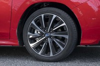ブラック塗装と切削光輝塗装が施された18インチアルミホイール。試乗車にはヨコハマの「ブルーアースGT」タイヤが組み合わされていた。