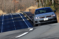 4500rpmあたりから、さらにパワーが向上するようなフィーリングを味わえた「GTI TCR」の走り。試乗車には前後235/35R19サイズの「ピレリPゼロ」タイヤが装着されていた。