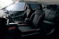 「G」「X」の両グレードでは、インテリアに赤いアクセントが施される。