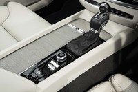 シフトセレクターやエンジンのスタート／ストップスイッチ、ドライブモードセレクターなどは、他の「60／90シリーズ」と同じデザインで同じレイアウトとなる。