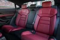 リアシートは2人掛け。床下に敷き詰められた駆動用バッテリーは、後席足元の部分がくぼんだ構造とされている。